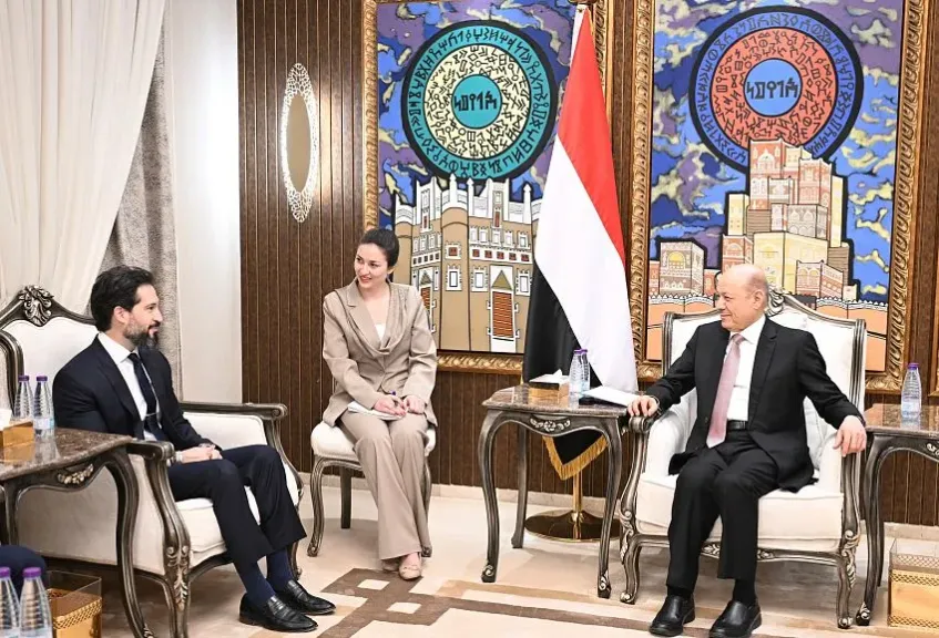 الرئيس العليمي يبحث مع واشنطن دعم الإصلاحات وتعزيز التعاون الأمني